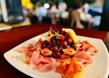 Prosciutto di Norcia IGP con confetture, profumo speziato e sapore gentile.