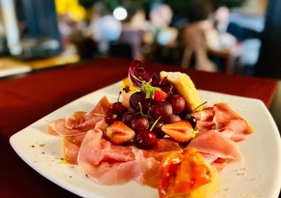 Prosciutto di Norcia IGP con confetture, profumo speziato e sapore gentile.