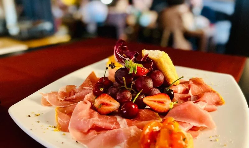 具有果酱、辛辣香味和温和味道的Prosciutto di Norcia IGP。 具有果酱、辛辣香味和温和味道的Prosciutto di Norcia IGP。