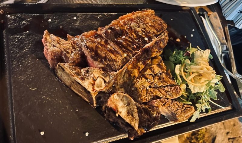 Bistecca T-Bon di Scottona, carne tenera e pregiata. 1 Bistecca T-Bon di Scottona, carne tenera e pregiata.