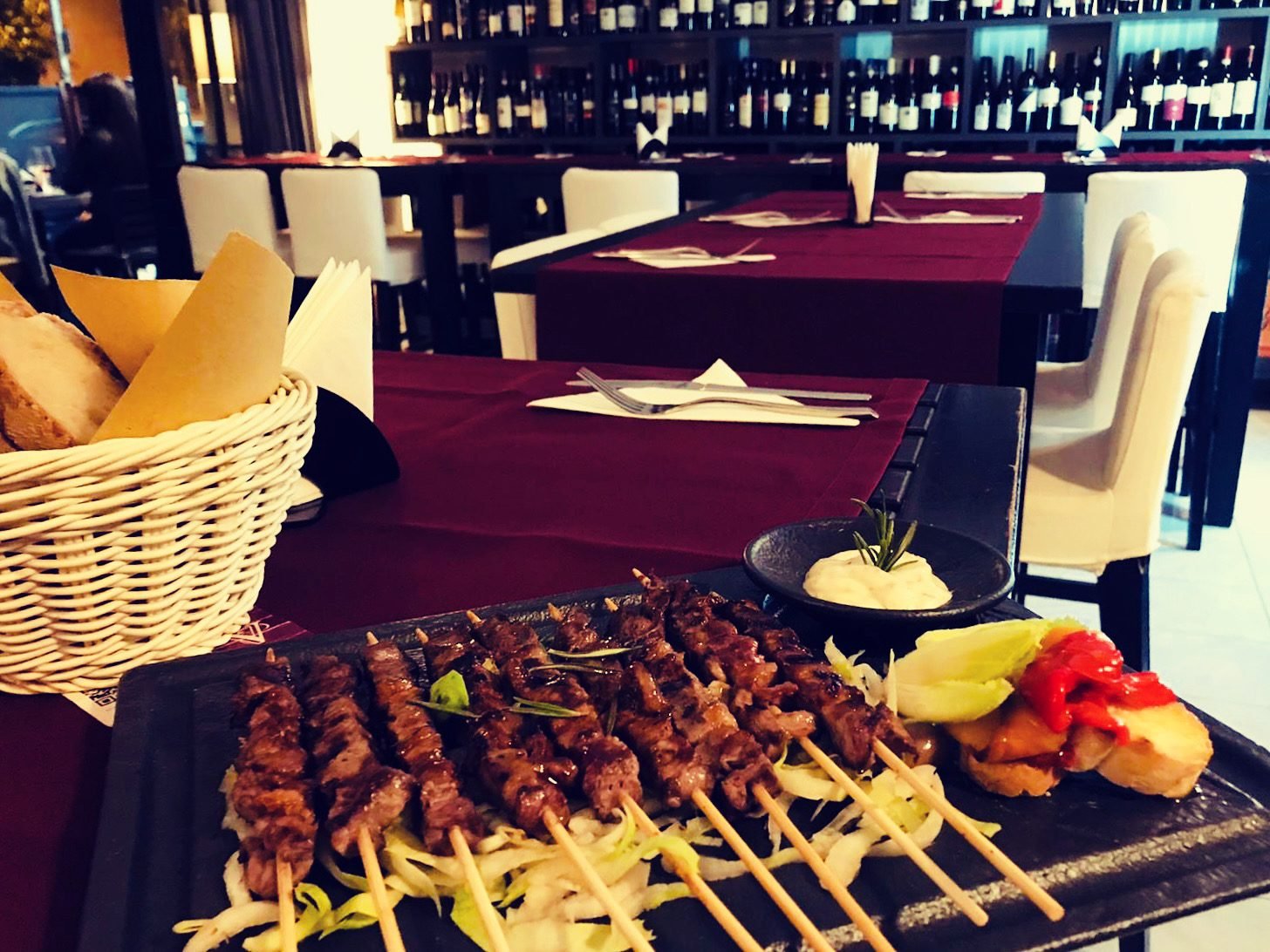 烤羊肉，文化和传统的美味羊肉串。