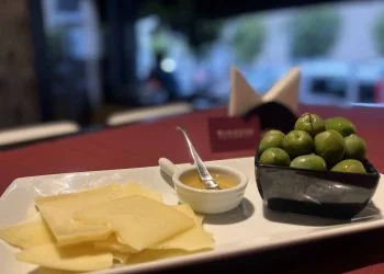 绿橄榄和Grana Padano PDO及蜂蜜，是一种强烈的风味混合。