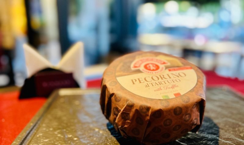 Pecorino al Tartufo, il tocco prezioso di un gusto inconfondibile. 1 Pecorino al Tartufo,珍贵的触感,无可挑剔的味道。