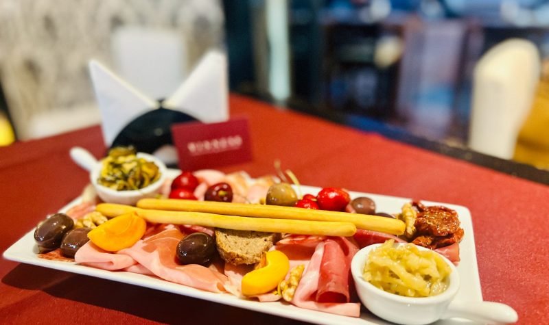Salumi più sott’oli, composizione di puro gusto. 1 Salumi più sott’oli, composizione di puro gusto.