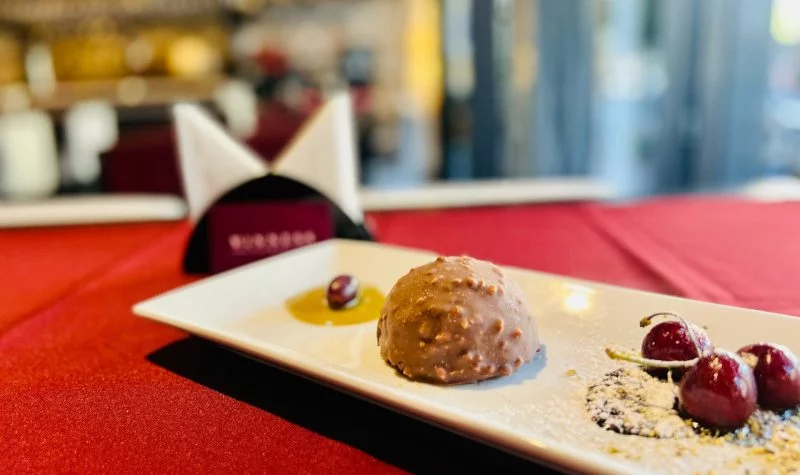 Dôme de chocolat croquant, douce tentation du plaisir