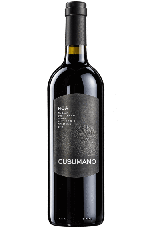 Bottiglia di vino Cusumano Noa isolata