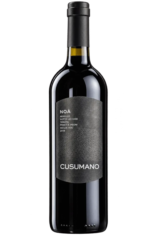 Bottiglia di vino Cusumano Noa isolata