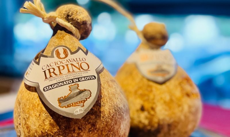 Caciocavallo Irpino Stagionato in Grotta. Caciocavallo Irpino, tutto il buono del latte.