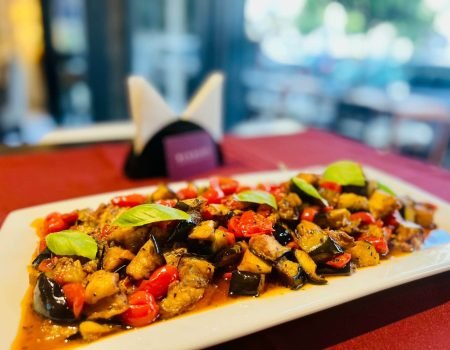 Berenjenas con champiñones y tomates cherry. Berenjenas con champiñones y tomates cherry, una delicia local.