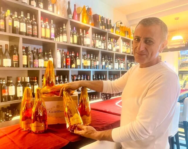 Vinness 268 Cuvée Prestige Rosé Edizione
Un lavoro sapiente per ricreare l'incontro perfetto tra il Pinot Nero e lo Chardonnay attraverso l'esperienza degli uomini di Ca' del Bosco. 
Più che un colore, una delicata transizione tra tonalità di bianco e di rosso che s’inseguono senza mai essere né una né l’altra.
#enotecanapoli #vinness #vinnesswinestore #vinerianolana #enotecavinness #vinerianola #vineria #bracerianola #bracerianolana #braceriavinness #enoteca #enotecanolana #vinerianapoli #gastronomianola #vineriavinness #braceria #gastronomiavinness #norceria #renzini #gourmet #altanorceria #vinnessinlove