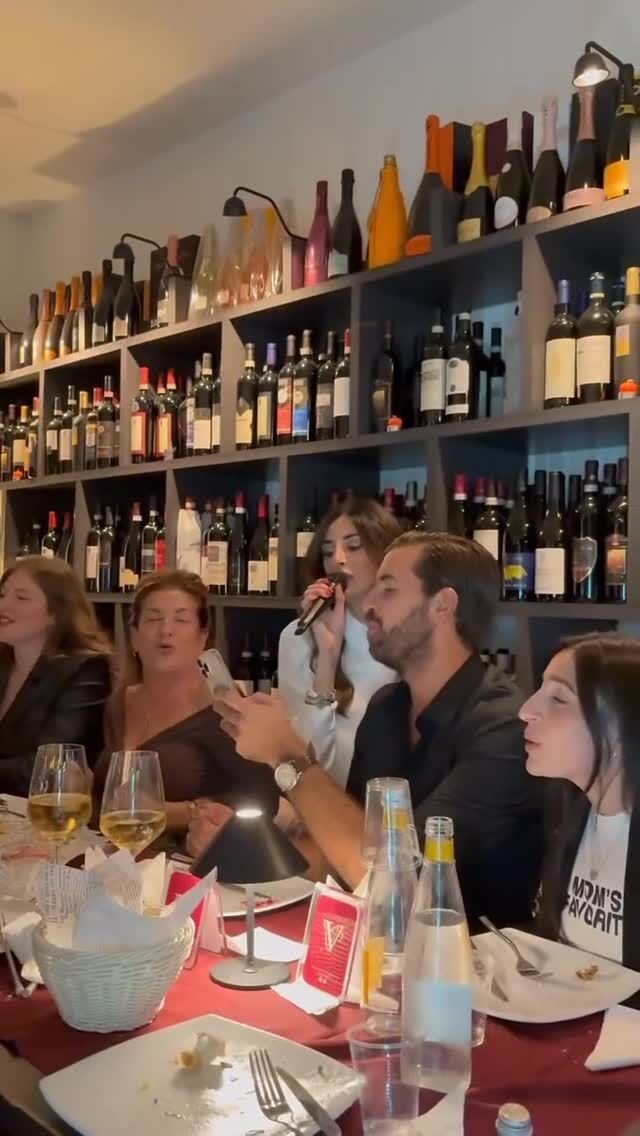 Vinness 256 Tra un brindisi e una risata, è così che ci piace vedervi: insieme, felici, con un buon bicchiere di vino e piatti che sanno di casa 🏠 🍷 #vineria #vineriavinness #bracerianolana #enoteca #enotecavinness #vinnessinlove #braceriavinness #gastronomiavinness #enoteca #gastronomianola #