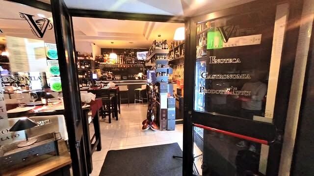 Vinness 248 Dentro il Vinness: Il viaggio nel mondo del vino e della buona tavola. 🍷
Entra con noi dentro il Vinness Vineria & Gastronomia, un luogo dove la passione per il vino si unisce alla cultura del buon cibo. In questo video ti accompagniamo in un viaggio sensoriale tra etichette selezionate, piatti gourmet e l’atmosfera autentica che rende unico ogni momento passato da Vinness.
Scopri la filosofia che guida la nostra cucina, l’attenzione per la qualità delle materie prime, e lasciati ispirare dai consigli dei nostri esperti sul perfetto abbinamento tra vino e gastronomia.
🍷 Vinness Vineria & Gastronomia – dove ogni calice racconta una storia e ogni piatto diventa un’esperienza da ricordare. ✨
#SerataSpeciale #ClientiProtagonisti #Vino #Divertimento #Amici #vinnessinlove #enotecanolana #enoteca #bracerianola #vinerianapoli #bracerianolana #vineria #vinerianolana #braceria #gastronomiavinness #norceria #taglieresalumieformaggi #Caldarroste #KaraokeNight #AtmosferaUnica #Vineria #WineLovers #happybirthday #Vinness #Vineria #Gastronomia #VinoItaliano #WineLovers #EsperienzaVinness #Degustazione