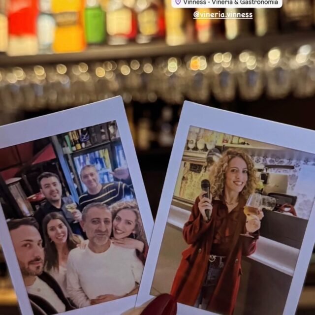 Serate che diventano ricordi! ✨ 
Ci sono momenti che nascono semplici — un bicchiere di vino, due chiacchiere, qualche risata — e finiscono per diventare ricordi da portare con sé ❤️

Al Vinness Vineria & Gastronomia ogni serata è un piccolo viaggio tra amici, profumi e sapori, dove ogni scatto racconta qualcosa di vero. 
Le polaroid catturano solo un istante, ma dietro c’è tutto: la compagnia, l’atmosfera, la voglia di stare insieme e godersi la vita con leggerezza 🍷📸

Grazie a chi condivide con noi questi momenti, perché siete voi a rendere il Vinness un posto speciale, fatto di persone, sorrisi e autenticità 🥂

Se passi da noi, chiedi la tua foto Polaroid!
Porterai a casa un ricordo speciale della tua serata… perché ogni momento al Vinness merita di essere ricordato 🍷✨

#vinness #vineriavinness #vineria #gastronomia #nola #napoli #amicizia #ricordi #PolaroidMoments #VinoESorrisi #seratespeciali #vinnessexperience