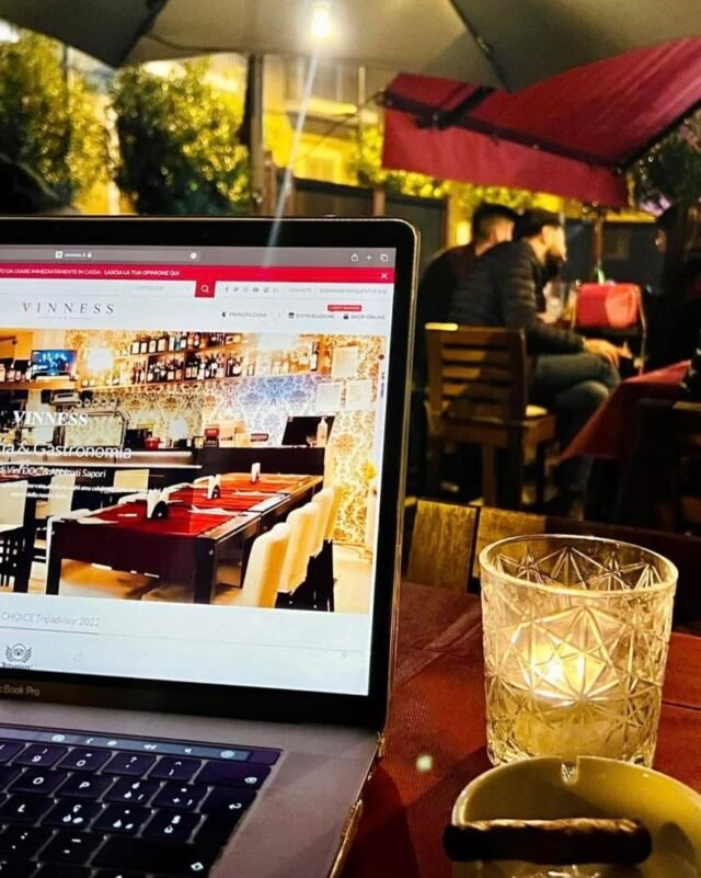 Ci sono momenti in cui il lavoro si fonde con la passione… e al Vinness succede ogni giorno.Tra una candela accesa, il sito del locale aperto sul pc e le voci di chi si gode la serata, nasce quella magia che rende unico questo posto.È qui, tra luci calde, convivialità e profumo di vino, che prendono forma idee, progetti e nuovi sogni.Perché il Vinness non è solo un locale: è casa, è ispirazione, è il luogo dove tutto prende vita. 🍷✨Se vuoi posso farla anche più breve, più romantica, più professionale o più diretta per i social. #enotecanapoli #vinness #vinnesswinestore #vinerianolana #enotecavinness #vinerianola #vineria #bracerianola #bracerianolana #braceriavinness #enoteca #enotecanolana #vinerianapoli #gastronomianola #vineriavinness #braceria #gastronomiavinness #norceria #renzini #gourmet #altanorceria #vinnessinlove