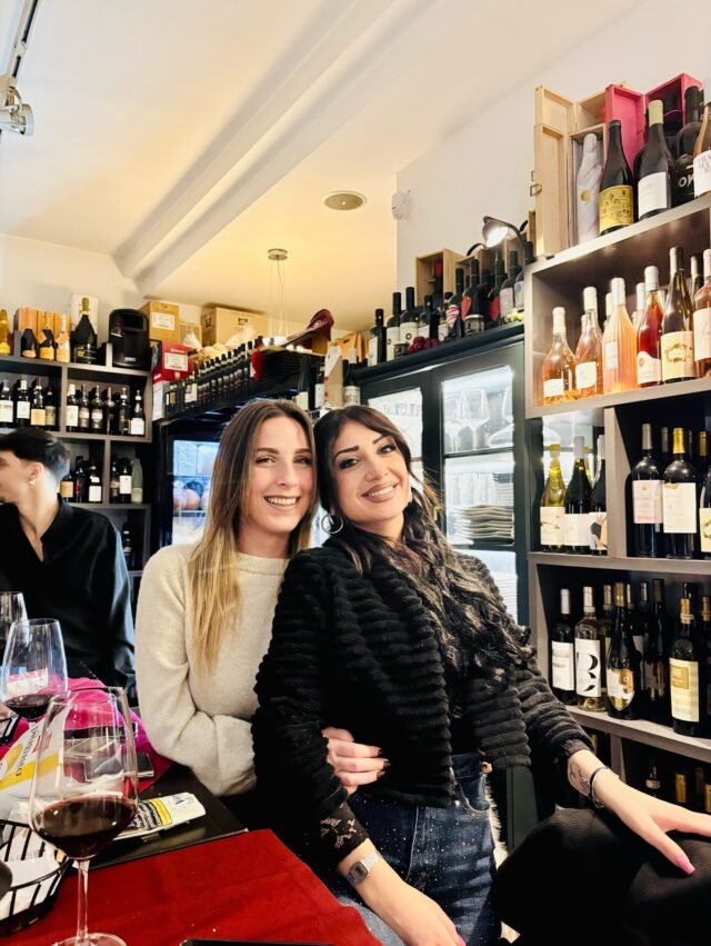 🍷✨ Risate, brindisi e quella complicità che rende ogni serata unica.
Ogni tavolo ha portato la sua magia e il Vinness ha brillato ancora una volta grazie a voi.
📸 Scorre le foto e tagga chi era con te per rivivere questi momenti speciali!

#vinness  #vineriaegastronomi #serateindimenticabili #vineriavinness #enotecanapoli