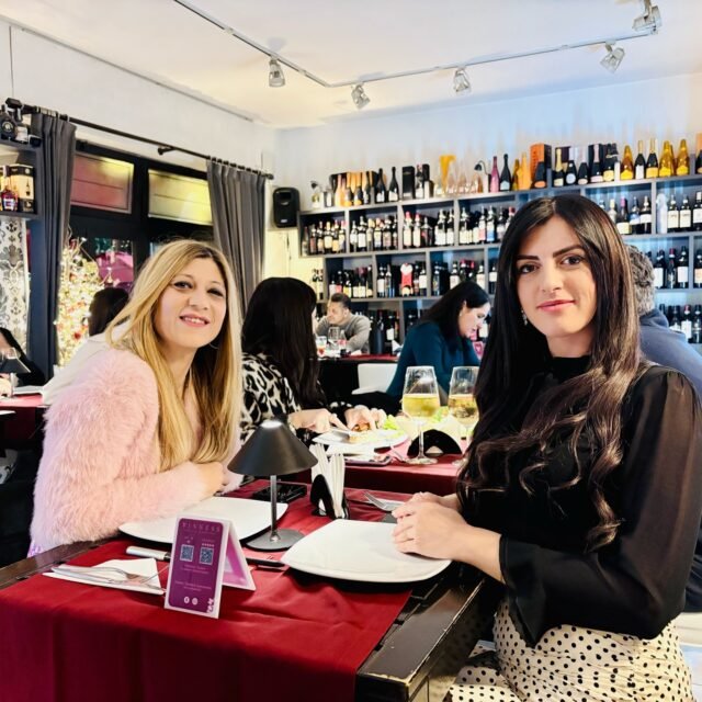 🍷✨ Risate, brindisi e quella complicità che rende ogni serata unica.
Ogni tavolo ha portato la sua magia e il Vinness ha brillato ancora una volta grazie a voi.
📸 Scorre le foto e tagga chi era con te per rivivere questi momenti speciali!

#vinness  #vineriaegastronomi #serateindimenticabili #vineriavinness #enotecanapoli