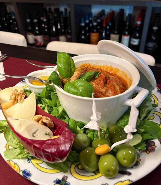 Scopri i piatti che ogni giorno prendono vita nella nostra cucina: colori, profumi e sapori che raccontano la nostra passione per il buon cibo. Ingredienti freschi e tanta cura in ogni dettaglio. Vieni a gustarli con noi! 🍽✨ #enotecanapoli #vinness #vinnesswinestore #vinerianolana #enotecavinness #vinerianola #vineria #bracerianola #bracerianolana #braceriavinness #enoteca #enotecanolana #vinerianapoli #gastronomianola #vineriavinness #braceria #gastronomiavinness #norceria #renzini #gourmet #altanorceria #vinnessinlove